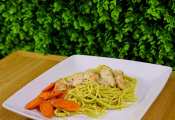 GREEN PASTA W CHICKEN & SAUTEED CARROTS